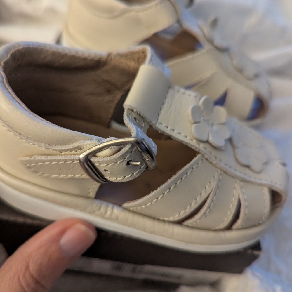 New In Box European White Flower Sandals - Picture 5 of 7